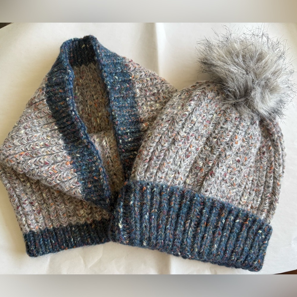 NWOT DULUTH TRADING 2-Piece Winter Set Neck Warmer with matching beanie.